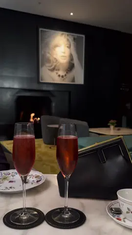 Sunday’s are for afternoon tea dates at the Bulgari with your bestie 🖤✨ ##bulgarihotellondon##bulgari##luxury##darkluxuryaesthetic##nightluxe##aesthetic##luxurylifestyle##darkluxe##billionairesoftiktok