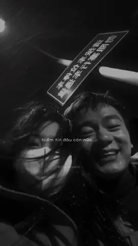 Sau cùng, có lẽ điều điên rồ nhất của cuộc đời anh chính là cố chấp để được ở bên cạnh em. Khi ấy anh không nghĩ rằng đến một giai đoạn nào đó chúng ta phải đối diện với việc đỗ vỡ và chia ly Anh cứ nghĩ rằng mình yêu nhau, cố gắng và cùng nắm tay nhau đi qua mọi bão giông của cuộc đời, thế là đủ. Nhưng em biết không.? Khoảnh khắc anh nhận ra một thoáng chênh vênh trong tình yêu là vụn vỡ. Anh giật mình vội vã buông tay, bước lùi mình về nhiều bước và giấu nhẹ bản thân vào nơi ngục tối của chính mình. Rõ ràng giữa anh và em là hai thế giới khác biệt, năm tháng song hành của chúng ta, anh cầm trên tay hai từ “ Tuổi Trẻ ” cùng đó là những mảng tối nhất của cuộc đời. Đi cùng em, anh luôn khao khát những điều đó. Nhưng nếu lựa chọn để em phải khổ sở vì chính bản thân mình, anh thà để em đi về với khoảng thời gian trong xanh mà thanh xuân này em vốn nhận được. Anh không muốn ích kỷ giữ khư khư một người bên cạnh mình để rồi nhuốm một màu hoen ố lên hai gò má đỏ hồng của em.. #arismusic ♪ cre : #anh #sadstory 🖤