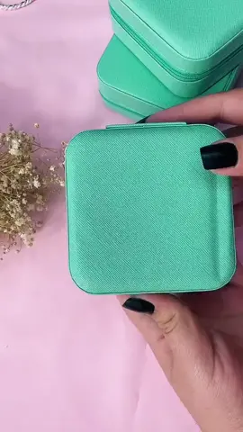 Confira Porta Joia De Bolsa Para Viagem Portátil.  Encontre na Shopee!  Link na bio e nos comentários amiga 💜 Curtiu amiga(o)?Comente 