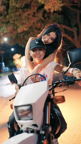 La historia detrás de mi nueva canción NO TE VAYAS CONTINUARÁ…….🐇 Les recomiendo estar muy pendientes de mis redes sociales (especialmente a todos los PIKETES de Colombia 🤫) Porque venimos @babystunt_ @Laura Sofía y @MotoHomeBajaj con una sorpresa nunca antes vista en este perfil 👀🔥‼️ Les dejo una pista en emojis:  🎁📹🏍️👀  En el lente @caevero 🔥 #motohomexfumaratto #fumaratto #medellin #notevayas #viral  #trend #newsong #guaracha #stunt 