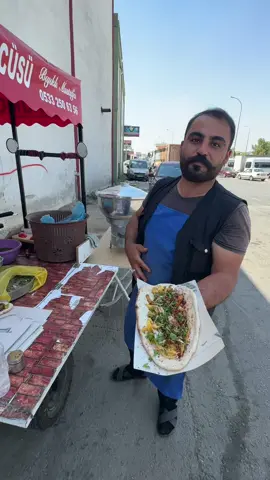 Sanayinin dürümü 🙋‍♂️ Bıyıklı Mustafa / #GaziAntep 📍 #Reklam  GaziAntep ziyaretimde küsket sanayide bıyıklı Mustafa ustamın yanına gitmiştik. Ustamdan bi patates dürüm yemiştim. Gerçekten bu işi Antep’te yapıyorlar. Lezzet adresi diyebilirim. Yolunuz düşerse uğramadan geçmeyin derim 🙋‍♂️ #SokakLezzetleri #NeYesekYaa