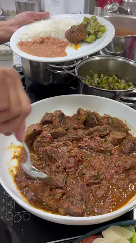 Músculo na Panela de Pressão Com Molho  2,8 Kg de Músculo;  07 Tomates Para Molho;  02 Colheres (sopa) Óleo;  01 Cebola;  05 Dentes de Alho;  10 Pimentas Cumari;  01 Colher (café) Pimenta do Reino;  01 Maço de Salsinha;  Sal a Gosto; #deliciasdaeleni #receitas #amo #amocozinhar 
