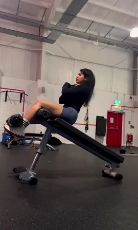 A new addition to my ab routine; Decline Sit ups. Takes me longer to get on the machine than to perform the workout 🤣🤣 #abworkoutsforwomen #declinesitups #coretraining #coretraining #strengthandconditioning #personaltrainer #leeds #uk #westyorkshirept #femaleasianpt #sheinfitness