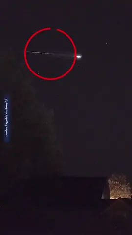 Un espectáculo de luces se pudo apreciar la noche del 12 al 13 de agosto . La lluvia de #meteoros de las #Perseidas ocurre anualmente y son visibles en todo el hemisferio norte y con velocidades que pueden superar los 50 kilómetros por segundo. Las #lluviasdeestrellas se producen cuando la traza de partículas de polvo y rocas que dejan los cometas en su órbita alrededor del Sol entran en la atmósfera de la Tierra y se volatilizan produciendo un efecto luminoso: los meteoros.