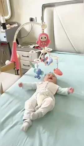 The baby wakes up and sees the bedside bell ringing. He can play for half an hour without crying or fussing. The baby likes it very much#baby bed bell#baby coaxing artifact#coax baby helper#Maternal and baby good things