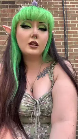 #alternativegirl #gothgirl #greenhair #fyp #midsize #plussize #makeup #mua #beauty #colorfulhair #egirl #chubbyqueen #emo #emogirl #mom #MomsofTikTok #altmom #gothmom #lipsync #elderemo #lipsyncaudios 