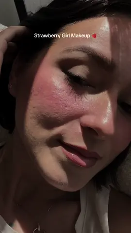 love this strawberry makeup look 🍓 inspired by #haileybieber ✨ rosy sun-kissed cheeks with a lot of cute freckles #strawberrymakeup #summermakeup #naturalmakeup 