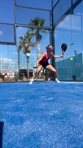 Defending in Paradise 🌴  With a double handed backhand  Inspired by @vici.kurz #Padel #padelinsta #padeltennis #Fitness #worldpadeltour #padelfun #sport #girl #padeltime #padeladdict #padelclub #welovepadel #padelmania #setpadelacademy #wearepadel #padelpro #padelvideo #sport #blike #reel #foryou #padeltips #howto #worldpadeltour #padeltip