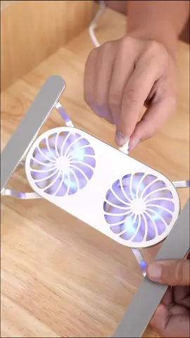 Giá đỡ laptop có 2 quạt tản nhiệt có thể gấp gọn tiện lợi. 👉 Sản phẩm hiện chưa có sẵn trên TikTok Shop, vui lòng xem giá và đặt mua qua website trong hồ sơ của shop