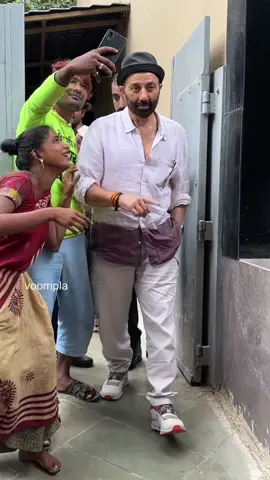 Sunny Deol hops back into his ride after an outing in Bandra. His movie Gadar 2 reportedly collected 135 crores at the box office in just 3 days! #voompla #sunnydeol #btown #bollywood