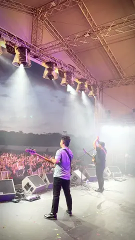 ‘KASARI’  #theedgeband #theedgebandnepal #theedgebandliveinuk2023 #signaturemusicfestival2023 #thesignature #kasari_kaha_lukau_edge_band❤️❤️  #liveconcert #bassplayer #bassist #nepalibassplayer #nepalibassisttiktok 