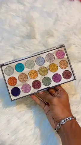 🌺 Miss Rose Glitter Eyeshadow 🌺     💗 18 Colours Glitter Eyeshadow 💗 👉 অনেক অসাধারণ একটা আইশ্যাডো প্যালেট 🥰 👉 এই প্যালেট এ আছে ১৮ টি গ্লিটার আই শ্যাডো  👉 খুব সহজেই ব্যবহার করতে পারবেন। কোনো প্রকার গ্লু লাগাতে হবে না  👉 এটি আপনার চোখের উপরে  ব্যবহার করার পর আপনার ফেস এর সৌন্দর্য আরো বৃদ্ধি পাবে 😍 #tiktok #viraltiktok #viral #viralvideo🔥 #viralvideo #eyeshadow palettes 8636n #eyeshadowpalette #eyeshadowtutorial #makeup 