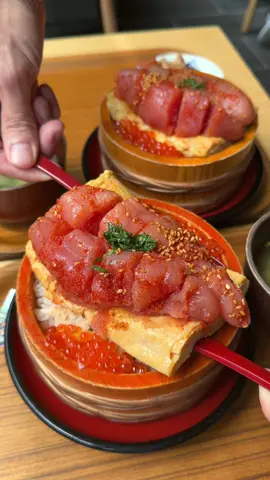 明太子を丸ごと2本載せた明太いくら玉子焼き丼が最高！ 店名：うお田 最寄り駅：博多駅（福岡） 明太子はほどよい辛みでいくらとのWぷちぷち食感が絶妙！ 出汁の効いた焼きたて卵焼きと明太子の相性も抜群で明太子好きにはたまらない贅沢な丼でした✨ #福岡グルメ #博多グルメ #明太いくら玉子焼き丼 