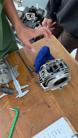 Bongkar angel,masang angel, terus pie? #smk #smklucu #prakteksmk #bongkarklep #pengukuranklep #pasangklep #praktek #eskariso #tbsm #dolanan #storystm #storysmk #cylinderhead #otomotif #fyp #praktekmesin #smkbiasaaja 