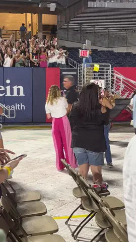 Well @Priyanka Chopra is beyond stunning 🔥🔥🔥 #jonasbrothers #yankeestadium #jonasbrothersconcert #priyankachopra #lfl #fyp #viral #jonasbrotherstour #fypage #foryou #nickjonas 