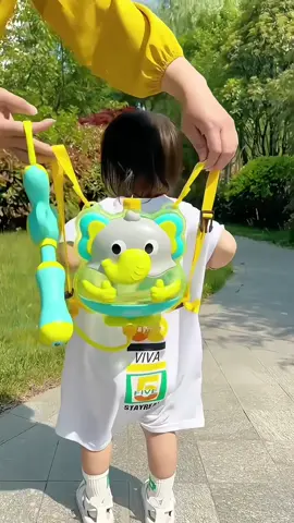 Let's play in the water with a backpack water gun#backpackwatergun #babythings #babygoodthing #momrecommends #fyp #baby #babytiktok 
