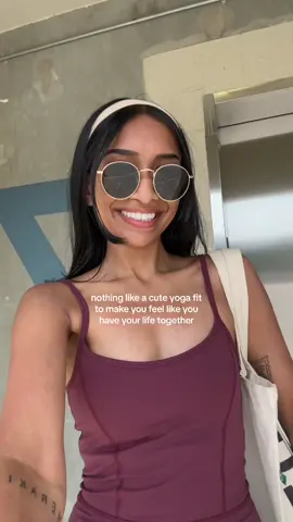 what are we supposed to be doing at 25 #yogaoutfit #amazonworkoutclothes #workoutromper #amazonfinds 