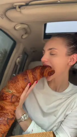 Just a small croissant 😂👌#foryoupage #foryou #fyp #mukbang #fooddubai #dayinmylife #dubai #coffeedubai 