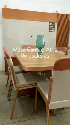 Mesa Carraro Átria com 06 cadeiras. Possui acabamento madeirado, traz sensação de aconchego para o ambiente e harmonização com diversas decorações. Peça já a sua! 💚 #moveis #mesa #carraro #aço #madeirado #mesaretangular 