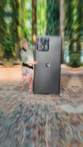 Show off your new device with this creative photo idea 📱 How I love to show off a new device in a unique way. Forced perspective photo ideas. Creative photography. Motorola Edge+ in the shots 📱 #perspectivephotography #mobilephotography #creativeideas #photoideas 