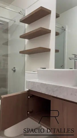 PROYECTO BAÑO 🛁🚽👷🏻‍♀️ Una implementación rapida y sencilla con respisas flotantes y un mueble bajo. Ideal para que optimices espacio y mantengas un mejor orden 🙌🏻💫 Siguenos en nuestras redes: FB-IG: spaciodtalles  FB2-IG2: spaciodetalles 📲971080865-950657270-983823649  #spaciodtalles #bathroomdesign #bathroom #desing #decor #Home #espacio #melamina #pelikano #diseñointerior #peru 