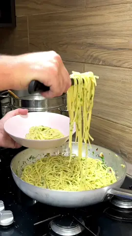Pasta aglio olio e peperoncino con lime Ingredienti  per 4 persone 400 g di spaghetti 7-8 spicchi d'aglio 2 lime 8-10 cucchiai di olio evo Peperoncino q.b. Gambetti di prezzemolo 1 ciuffo di prezzemolo Sale q.b. #carlogaiano #spaghetti #pasta #ferragosto 
