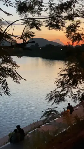 Nhiều người đến Huế, ngắm dòng Hương vào buổi chiều hoàng hôn trầm mặc đã ví cả một vùng cố đô là “thành phố buồn”... #huế #huê75 #checkinhue #huếthương❤️☘️ #huetrongveo #fyp #huếmộnghuếmơ #hoànghôn 