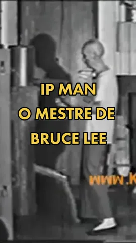 IP Man nasceu em 1893, as 13 anos foi aceito como aluno pelo mestre Chan Wah-Shun. Depois de anos de treinamento duro, atingiu seu ápice e passou várias décadas treinando Bruce Lee e ensinando-lhe tudo o que sabia.