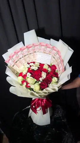 باقه مع ورد احمر وابيض مع فلوس مرره تجنن🌹🤎#ورد_ابيض #سمبوديوم #جوري #بيبي_جوري #اوركيد #فازة #الرياض #flowers #freshflowers #floraldesign #flowersarrangement #cymbidium #rose #babyrose #orchid #solidago #chrysanthemum #monstera #riyadh #saudiarabia #flora_altaif #هدايا_الطائف #هدايا_الطايف #تهادو_تحابو 🌷❤️