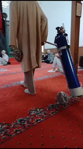 Maa Shaa Allah.. Shafakallah..👆👆👆 *அற்ப காரணங்களுக்காக தொழுகையை தவறவிடும் நாம் அல்லாஹ்விடம் என்ன காரணம் சொல்லப்போகின்றோம்...*? An elderly Turkish man goes to the Masjid to perform prayers with an oxygen cart to breathe in. What is our excuses for missing Salaah? *Don't miss Salaah forever*