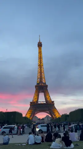 🇫🇷  #paris #eifeltower #france #eifeltowerparis #j'comprendpas