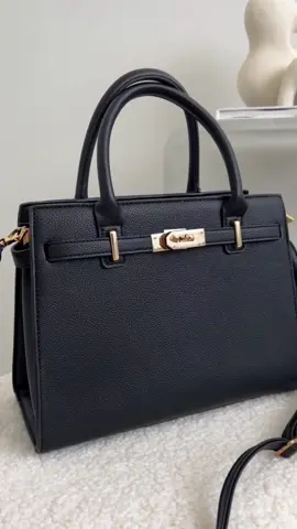 toda perfeição de um modelo clássico & versátil 🖤 bolsa suzi disponível nas cores preto e vermelho. acompanha alça para uso lateral.  ornobags.com.br  r$199 #ideas #urban #beleza #fashiontiktok #fashioninspo #fashiontrend #bolsa #bag #influencer #viral #girl #estilo #minimalista #cleangirl #cleanaesthetic #cleanaestheticgirl #minimal 