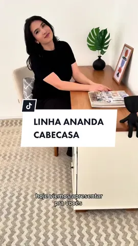 A linha Ananda da nossa marca CabeCasa é simplesmente ideal para o seu escritório! Com um toque de estilo clássico e uma funcionalidade que se destaca, você terá todas as possibilidades para criar um espaço de trabalho com elegância e praticidade. 😍🌟 Venha conhecer a Linha Ananda! ➡️ Toque na imagem para conferir os produtos marcados ou, se preferir, busque em nosso APP pela referência: - Escrivaninha 150cm 3 Gavetas Tampo Pés em Madeira Maciça Ananda CabeCasa MadeiraMadeira (852939) Madeira Maciça Ananda CabeCasa MadeiraMadeira Branco/Mel (852938)