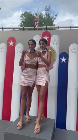 Twins being judged for their twinness! #twins #twinsdays #interestingplaces #screammovie #VozDosCriadores #storytime #4u #familythings 