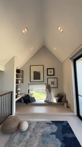 Attic room adalah sebuah ruangan yang terletak di bagian atas sebuah bangunan, biasanya di bawah atap atau genting. Ruangan ini sering memiliki langit-langit yang miring atau berbentuk segitiga karena mengikuti bentuk atap. Nah kebayang gk sih kalau kalian punya rumah seperti di video mimin.. Attic room nya lega banget dan bisa untuk bersantai bersama keluarga.❤️ 🎥Tanzanite, Citraland Surabaya #tanyarumahmurahsurabayaaa #rumahidaman #atticroom #rumahminimalis #inspirasirumah #desaininterior #idedenahrumah #denahrumah #Home #RoomTour #rumahcitraland #citralandsurabaya #rumahsurabaya #citralandtanzanite 