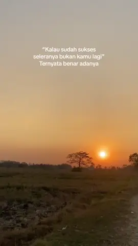 Ketika seorang pria sudah sukses,bukan hanya peluang yang terbuka lebar,tetapi juga matanya ,dirinya akan melihat berbagai ragam wanita yang tk penah lihat sebelumnya dan seketika dia lupa yang menemaninya #fyp #quotes #sad #sadstory 