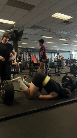 Wait till the end for the post deadlift faint #foryoupage #Fitness #fyp #gymrat #motivation #bodybuilding #davidgoggins #powerlifting 
