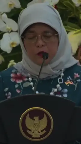 Presiden Singapoura Halimah yacob adalah dulunya menjual nasi padang bersama ibunya dan ayah nya meninggal  saat ia umur 8 thn. Halimah yacob adalah anak ke 5.setelah itu Halimah dulunya menjadi ketua Parlemen dan akhirnya menjadi presiden. pada tahun ini sebentar lagi Halimah akan habis masa jabatannya dan tidak lagi mencalonkan diri sebagai presiden