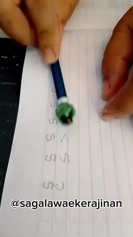 anak lagi belajar nulis tapi penghapus nya gak ada,..tenang mamah ada solusinya pake karet gelang aja#DIY #SerunyaIndonesia #lucu #viral 
