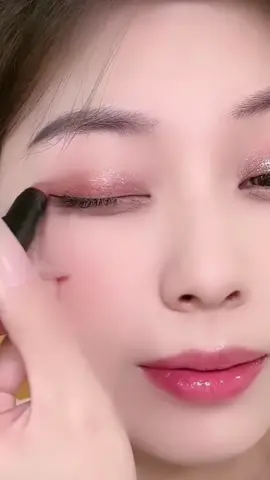 #stickeyeshadow #eyeshadowpensil #spillmakeup #fypage #EyeshadowpencilSimple 