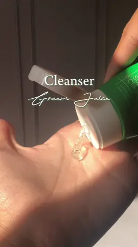Cuci wajah pake Green Juice🍃 Jangan dibayangin, langsung cobain aja sendiri rasanya segerrr banget dikulit wajah😍 . #skincerereset #simplyreset #dengan1stepbasic #greenjuicesuperfoodcleanser #superfoodcleanser #fyp 