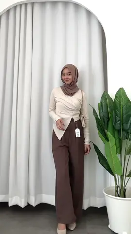 Zia top inspo for hijabers🤎🤍💫  #IChooseCOZY #sivalifactory #FashionFansFestival #TikTokShop88PestaLokal #Gaya17an #knitwear #knittop #koreantop #inspooutfit #simplehijabstyle #simpleoutfit #basicoutfit #racunintiktok 