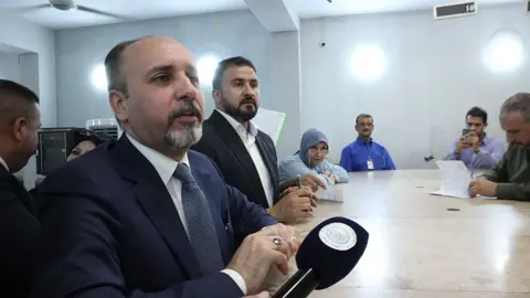 التقينا عدداً من المراجعين في مقر بلدية المنصور ووجهنا البلدية باستيفاء اجور الغرامات على وفق الحدود الدنيا للقانون وعدم اثقال كاهل المواطن الفقير