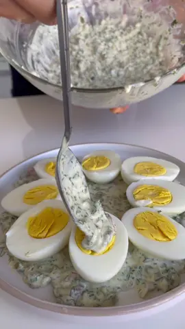 Jajka w sosie tatarskim które przygotujcie w 15 min sos: pół szklanki majonezu 1 łyżka musztardy francuskiej 1 łyżka musztardy innej ulubionej musztardy sok z połowy cytryny łyżka kaparów kilka ogórków konserwowych szalotka, łyżka szczypiorku, łyżka pietruszki, sól pieprz jajka ugotowane na twardo #jajka #jajkanatwardo #sostatarski #przystawka #obiad #obiadydomowe #przepis #przepisy  #tradycja #kuchniapolska #polishfood #jedzenie #gotowanie 