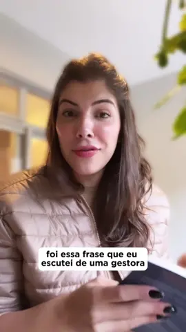 “Louco não é quem pede, louco é que faz” Taí uma frase que representa muito do mundo do trabalho. ⚠️O outro testará os seus limites constantemente. 👉🏻Pode ser por falta de bom senso. 👉🏻Pode ser porque ele se apoia na máxima do “o não eu já tenho”. E vale dizer, muitas vezes quem pede SABE que está pedindo algo fora do combinado, mas tenta mesmo assim, afinal, “vai que”… Pode ser que a pessoa não faça por mal, no sentido de te prejudicar, mas definitivamente é uma pessoa que está pensando em resolver o seu próprio problema.  Se você parar para pensar talvez sejamos autores e vítimas dessa dinâmica… Por isso eu vou morrer defendendo “aprenda a comunicar os seus limites e nãos!” O mercado pode não ter limite, mas você tem.  #cntd #aprendanotiktok #agoravocêsabe 