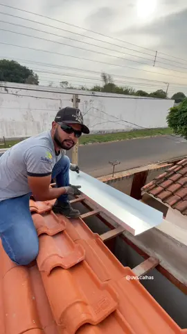 Instalação de rufo e pingadeira padrao! #uvscalhas #calheiros #calheiro #telhado #calheirosdobrasil #viral #foryou #arquitetura #engenharia #construção  #construcao #reforma #construction #civil #obras  #Konstruktion #Dachrinnen #engineer #gutters #roof #roofing #saopaulo #roofer #paraguacupaulista #строительство #водостоки #construcción #canalones #selabrasil