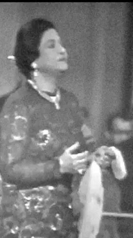 وانت معايا يصعب عليارمشه عنيه ولا حتى ثانيه يصعب عليا لايغيب جمالك ويغيب جمالك ويغيب دلالك ولو شويه ❤❤🌗#كوكب_الشرق #ام_كلثوم #امل_حياتى #CapCut 