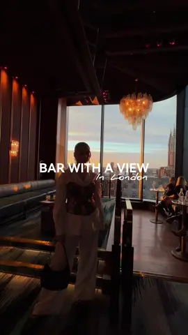 If you're looking for the perfect bar view in London, I got u  🪩 Cocktail bar, discotheque and late-night lounge bringing playful drinks and glorious misbehaviour to the top of The Standard, London in Kings Cross .  Cocktails surrounded by floor-to-ceiling views and a good time soundtrack from their ever-evolving DJ line-up. This one hits the spot. 🥂Cocktails are around £15 and the name of the bar is 📍Sweeties FOLLOW FOR MORE LONDON RECOMMENDATIONS 🫶 #thingstodoinlondon #londonhotspots #londonrecommendations #londonrooftop #dateideaslondon #londonbars 