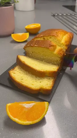 Cake à l’orange 🟠 ce cake est idéal pour un petit déjeuner ou bien un goûter il est tellement moelleux pas besoin de l’arroser . Si vous utilisez des oranges bio, penser à mettre, quelques zestes les miens n’étaient pas bio. C’est pour cela que j’en ai pas mis. 🟠Ingrédients 🟠 3 œufs  170 g de sucre  Sachet de vanille  80 ml d’huile végétale  160 ml de lait  160 ml de jus d’orange  350 g de farine  Un sachet de levure chimique de 11 g et la moitié d’un autre  Environ 17 g  #cake #cakealorange #orange #food #goûter #foryou #fyp #fypシ #pourtoi#cuisinetiktok #tiktoklongs 