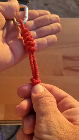 DIY Snake knot key chain! #fyp #diykeychain #DIY #keychain #fingerboard #techdeck #skateboard #fingerboardclips #fingerboardaus #howto #tutorial #viral 